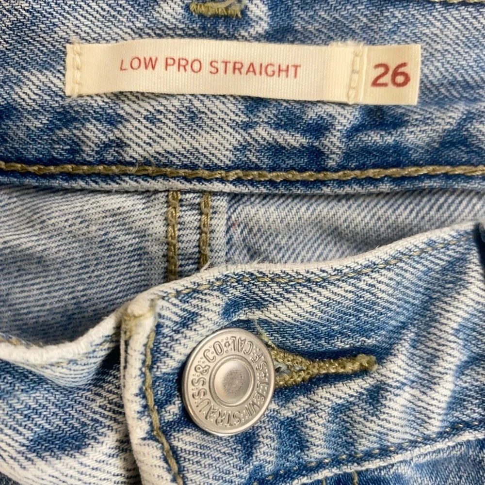 Levi’s Distressed Straight Leg Jeans Women’s Size 26‎ Medium Wash Flap Pocket